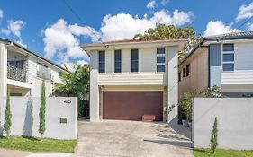 Large House 7 Mins From Airport